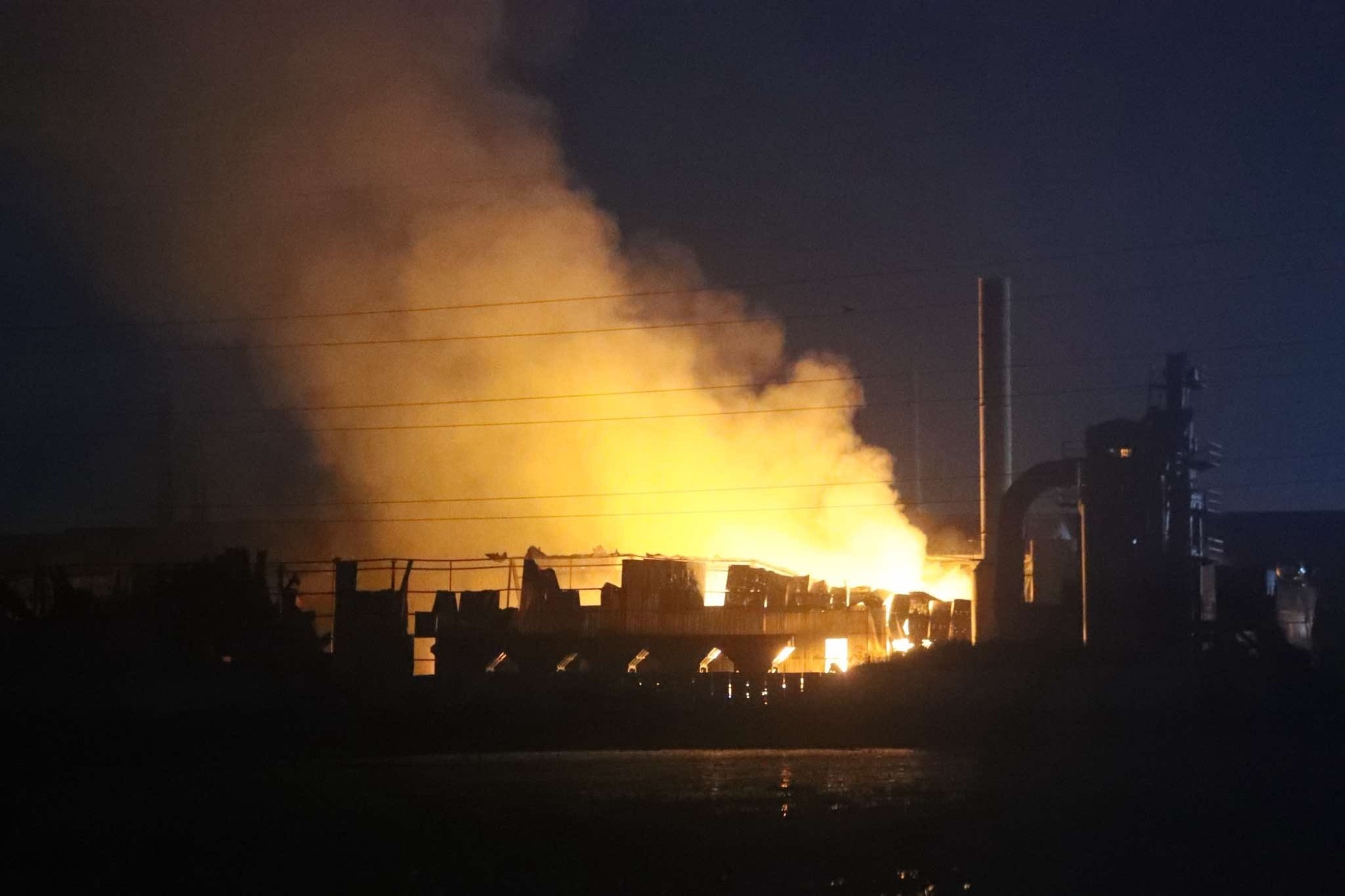 Clip lửa ngùn ngụt kèm những tiếng nổ lớn trong vụ hoả hoạn 4 người tử vong