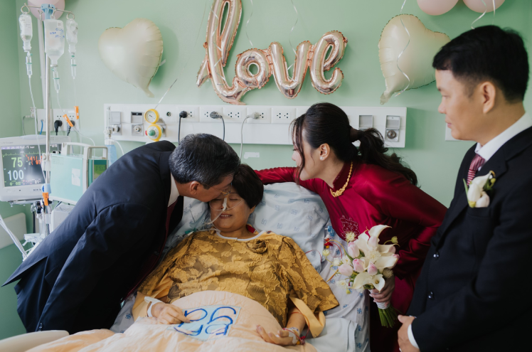 Xúc động đám cưới bên giường hồi sức cấp cứu