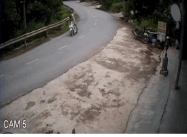 Đôi nam nữ thương vong dưới gầm xe tải