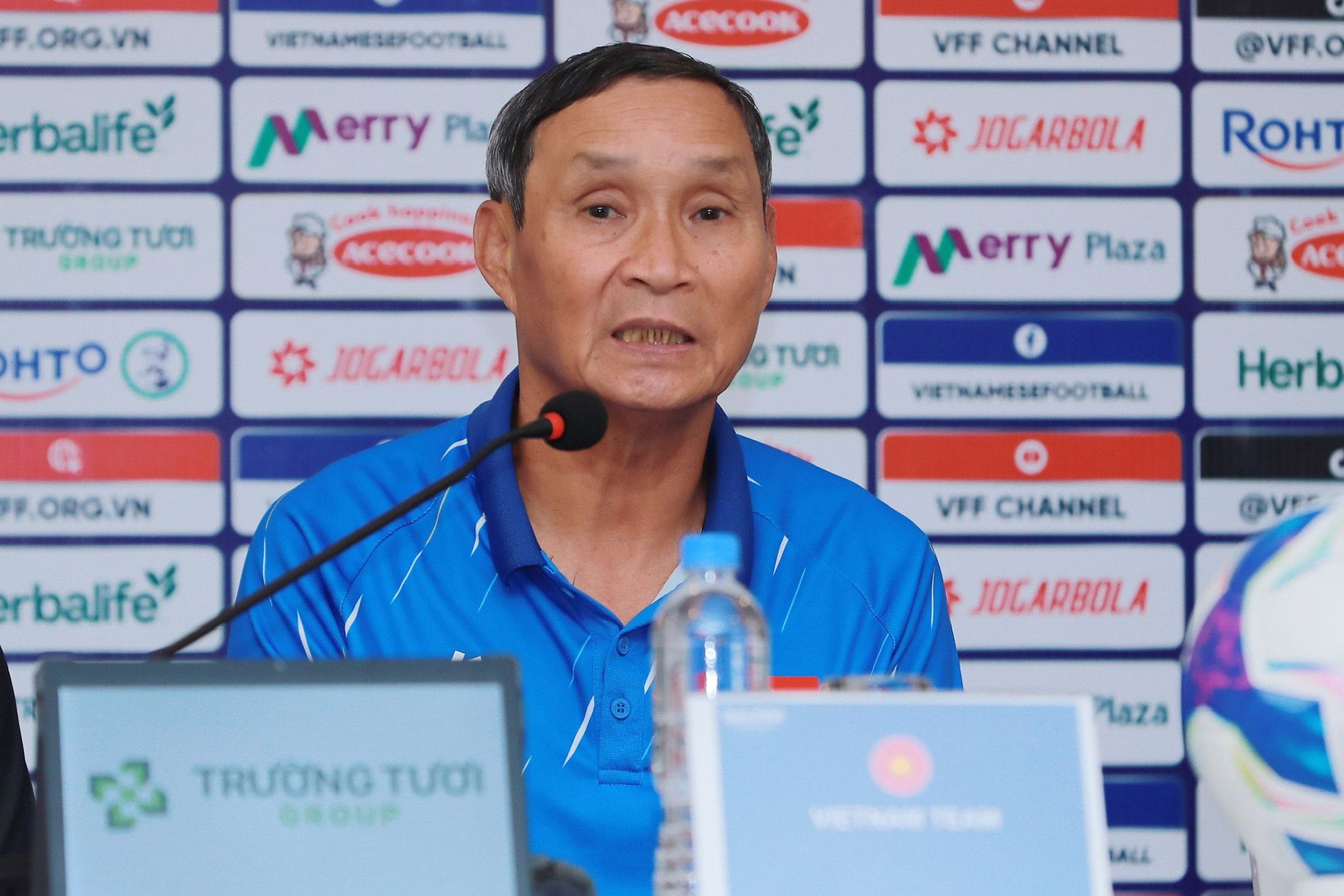 HLV Mai Đức Chung nói lý do gạch tên cầu thủ Việt kiều