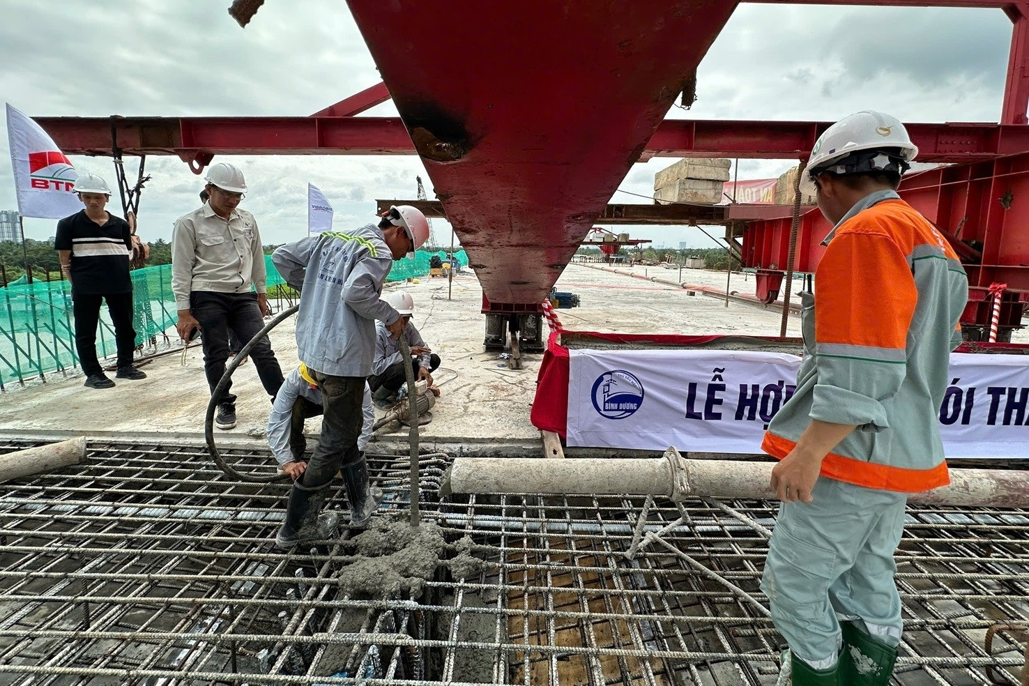 Hợp long cầu nối Bình Dương và TPHCM thuộc dự án Vành đai 3