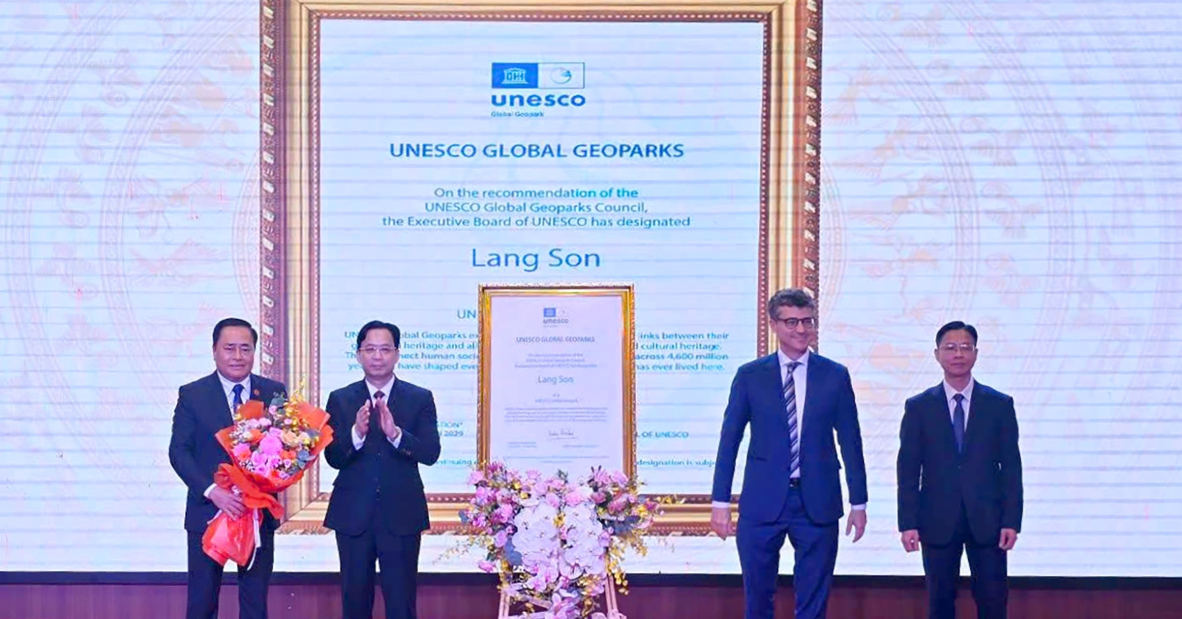 Lạng Sơn đón nhận Danh hiệu Công viên địa chất toàn cầu UNESCO