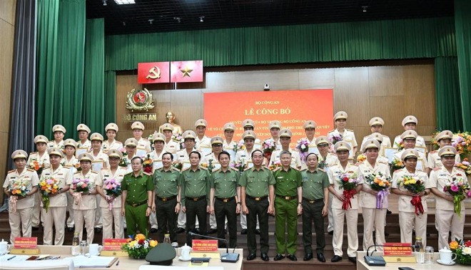 Đại tướng Lương Tam Quang trao quyết định cho 34 giám đốc công an tỉnh, thành phố