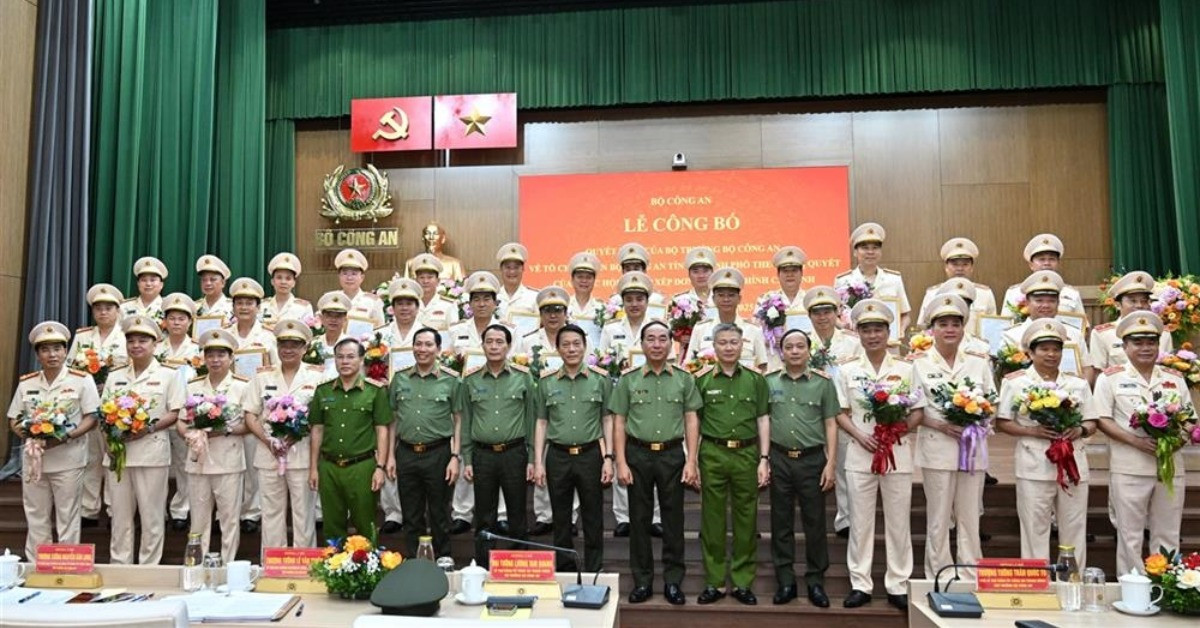 Đại tướng Lương Tam Quang trao quyết định cho 34 giám đốc công an tỉnh, thành phố