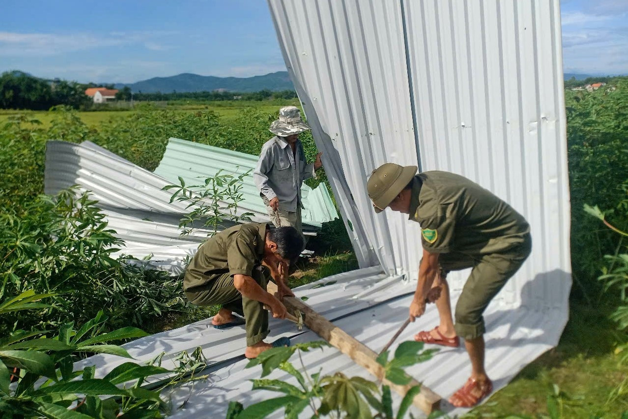 Lốc xoáy bất ngờ quét qua, hàng chục nhà dân bị tốc mái