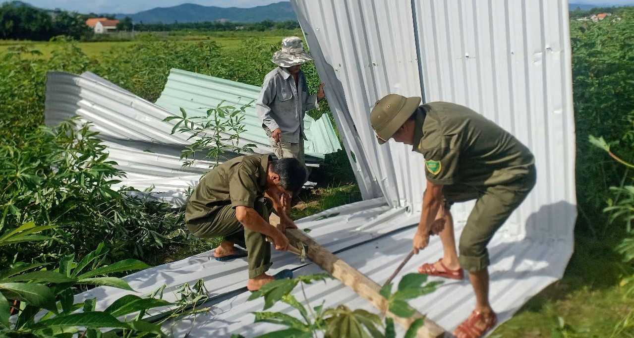 Lốc xoáy bất ngờ quét qua, hàng chục nhà dân bị tốc mái