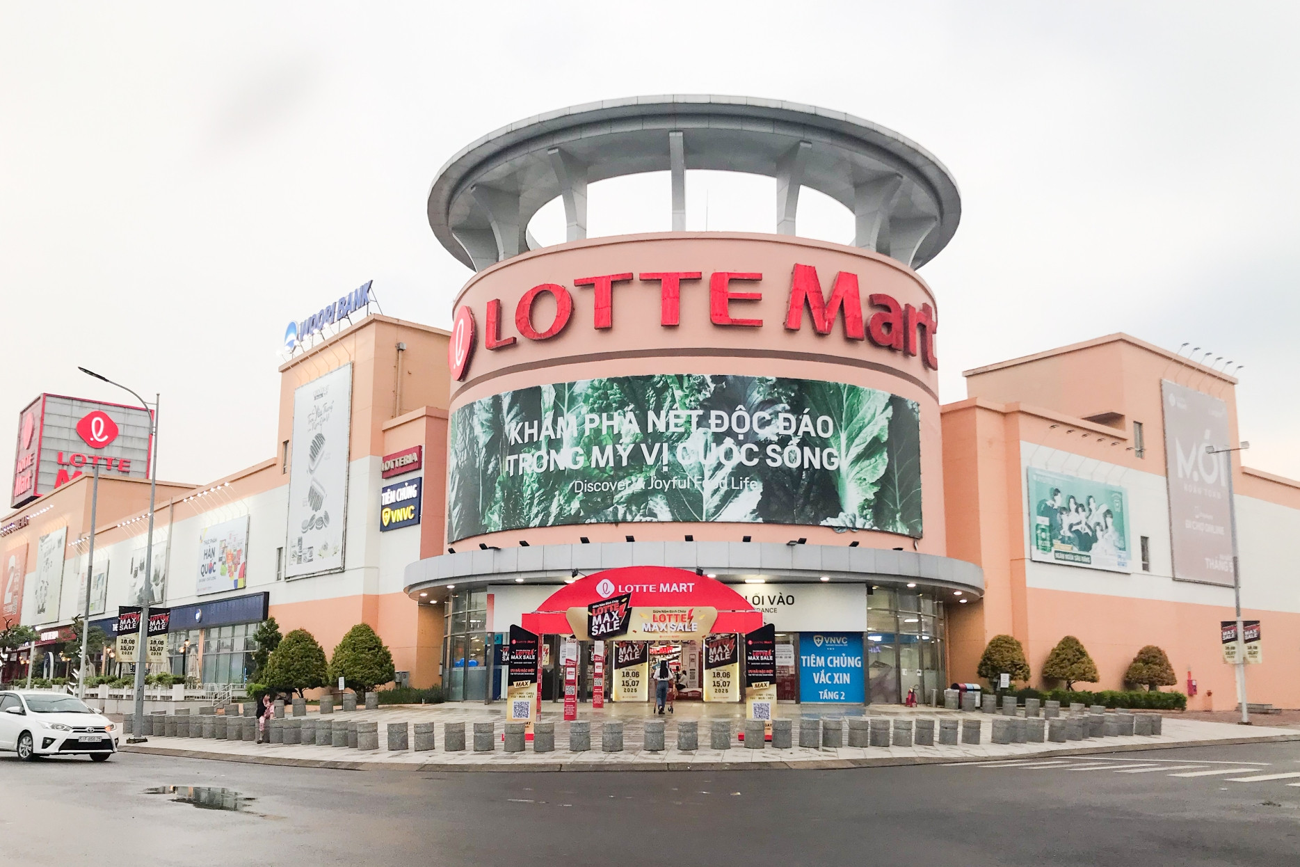 Lotte Mart hút khách với siêu khuyến mại giữa năm