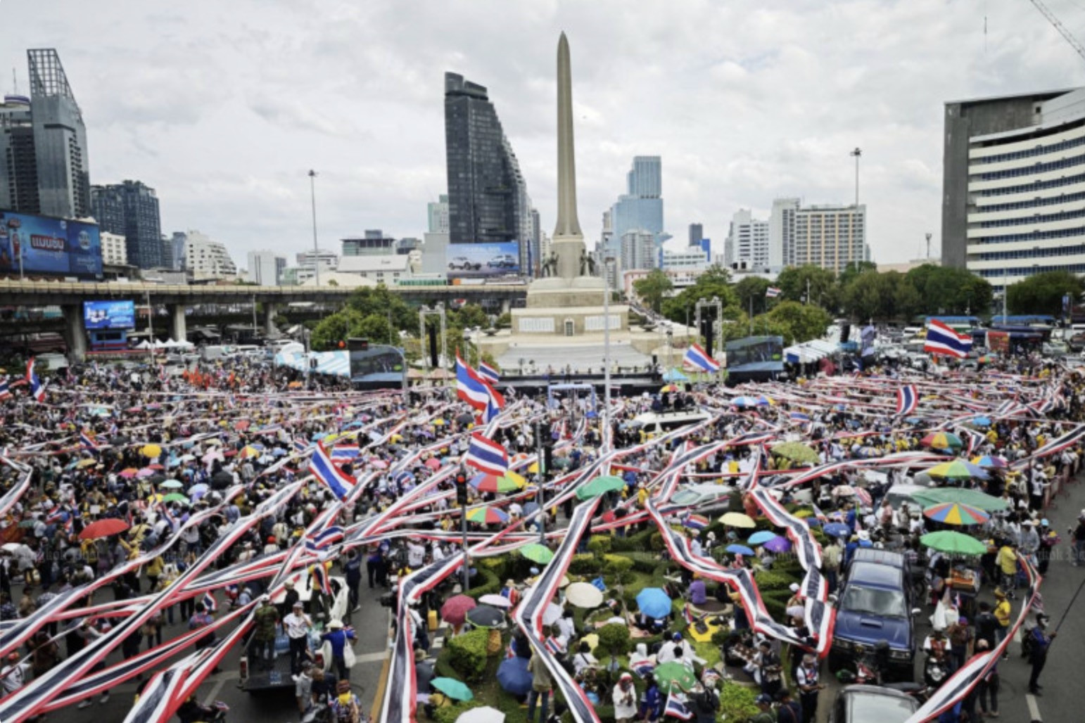 Người Thái Lan biểu tình rầm rộ đòi thủ tướng từ chức