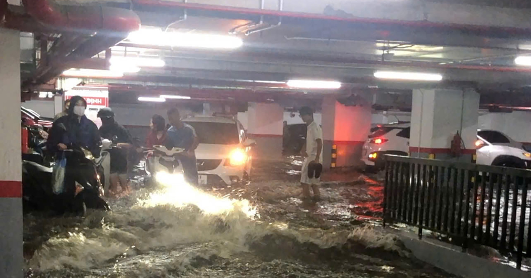 Nước ào ạt tràn vào hầm chung cư ở Hạ Long, người dân vội đưa xe ra ngoài