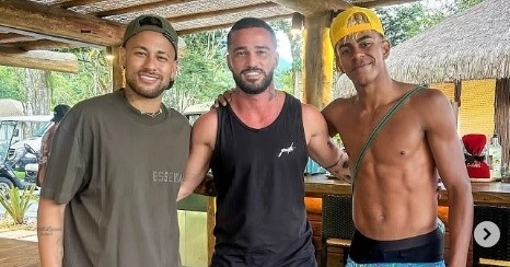 Raphinha tiết lộ bất ngờ cuộc gặp tưng bừng Lamine Yamal với Neymar