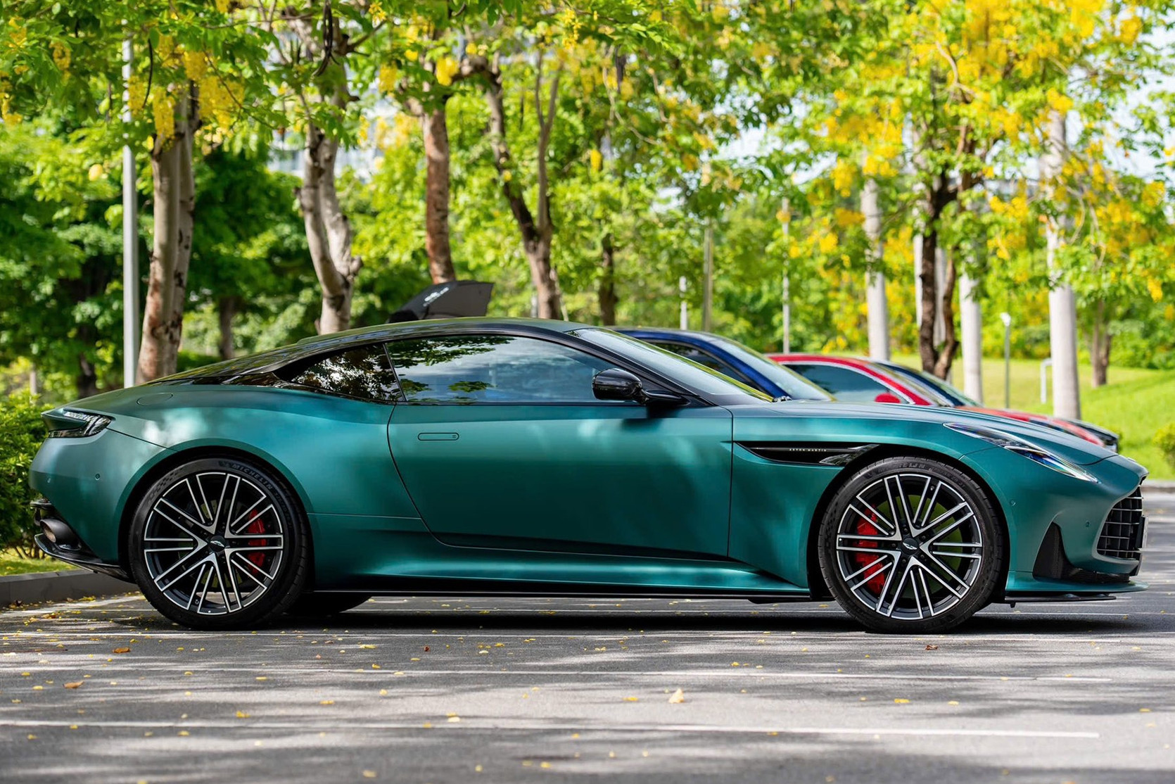 Siêu xe Aston Martin DB12 duy nhất Việt Nam rớt giá 9 tỷ sau 600km lăn bánh