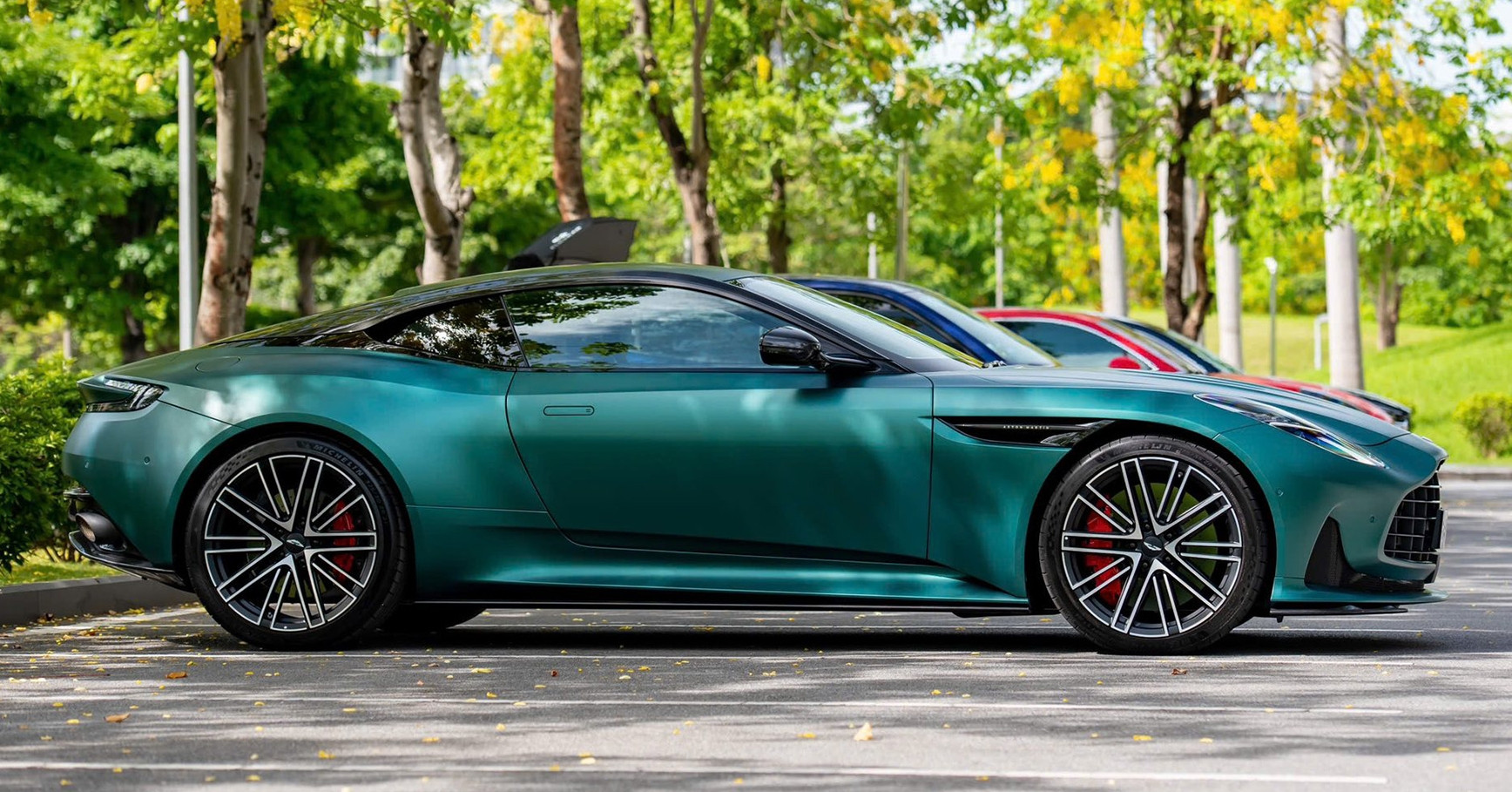 Siêu xe Aston Martin DB12 duy nhất Việt Nam rớt giá 9 tỷ sau 600km lăn bánh