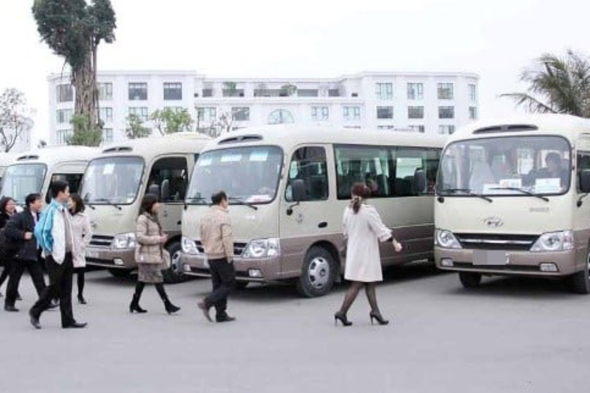 Tổ chức 32 xe khách đưa đón 1.400 cán bộ Bình Phước sang Đồng Nai làm việc