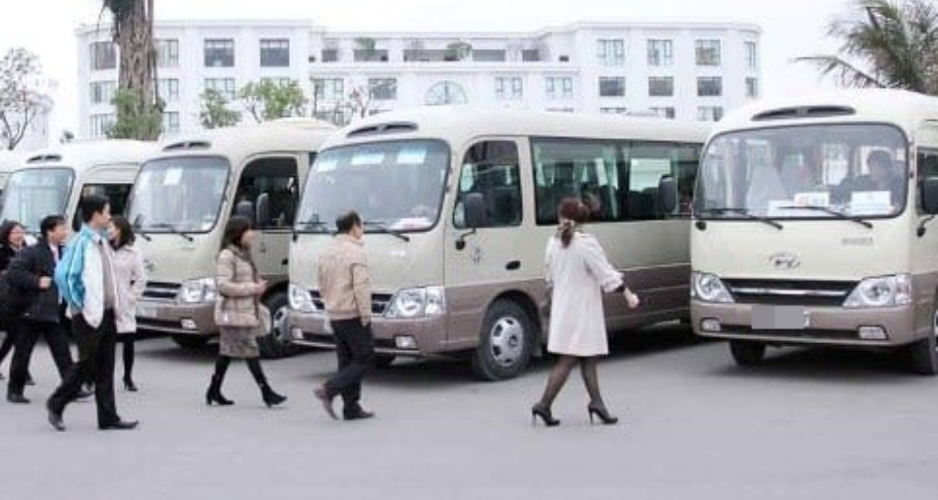 Tổ chức 32 xe khách đưa đón 1.400 cán bộ Bình Phước sang Đồng Nai làm việc