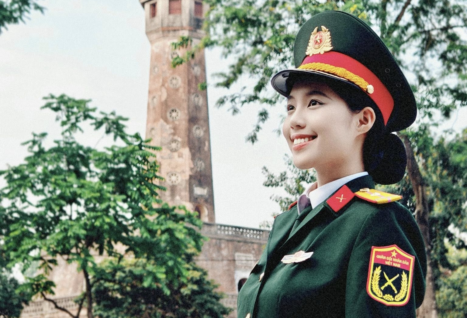 Vẻ đẹp 'càng ngắm càng mê' của Thiếu uý vừa đoạt Á hậu 1 Hoa hậu Việt Nam