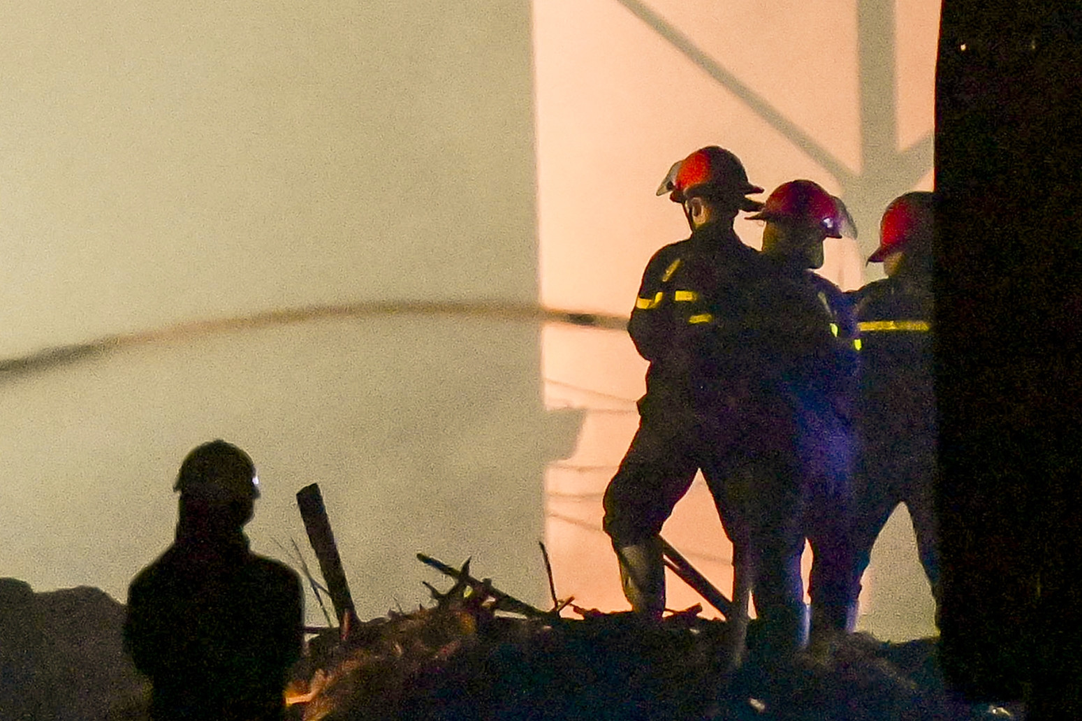 Cảnh sát xuyên đêm dập lửa vụ cháy khiến 4 người tử vong ở Hưng Yên