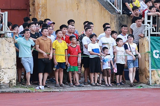 CĐV SLNA tràn xuống sân, Quang Hải dội gáo nước lạnh