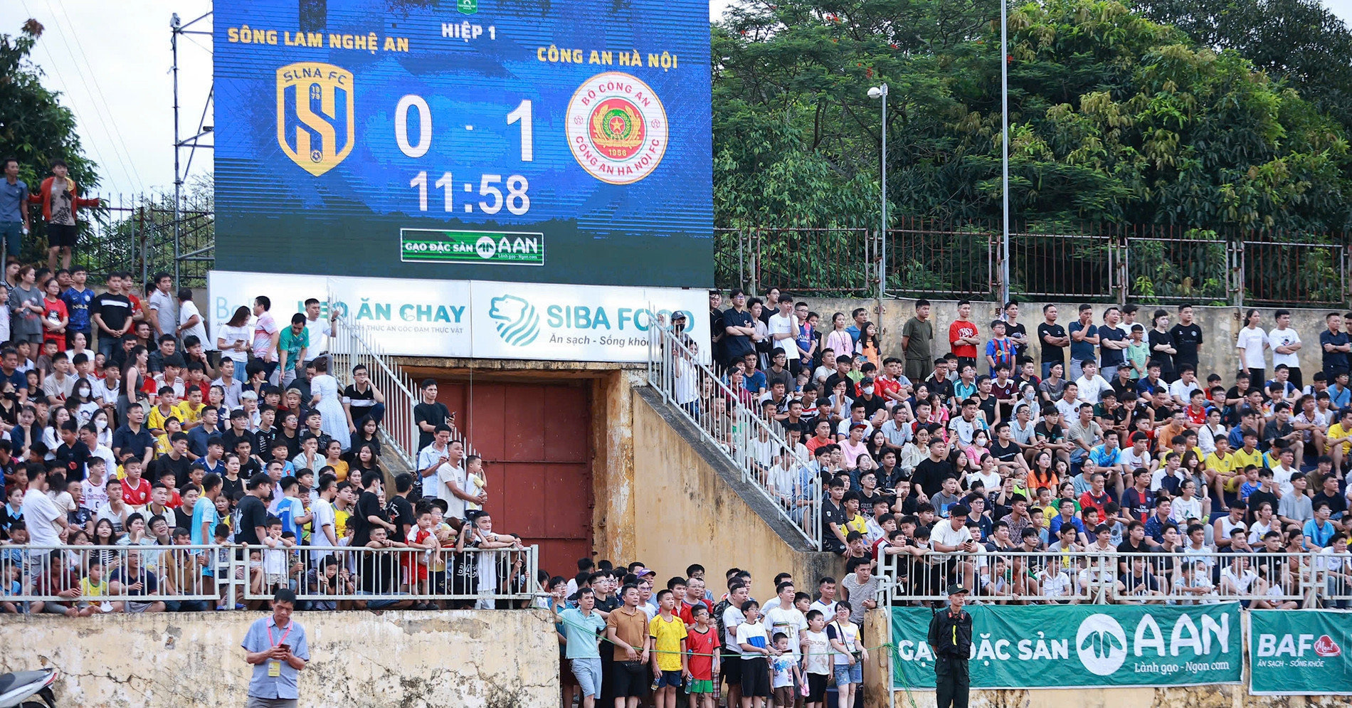 CĐV SLNA tràn xuống sân, Quang Hải dội gáo nước lạnh