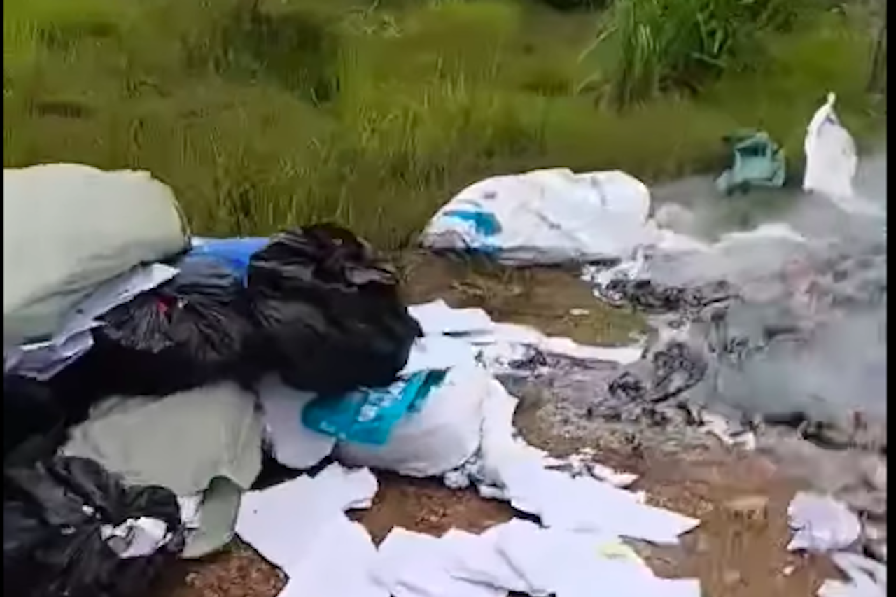 Công an Hà Nội vào cuộc vụ đốt giấy tờ, tài liệu tại sân bóng xã Thượng Mỗ