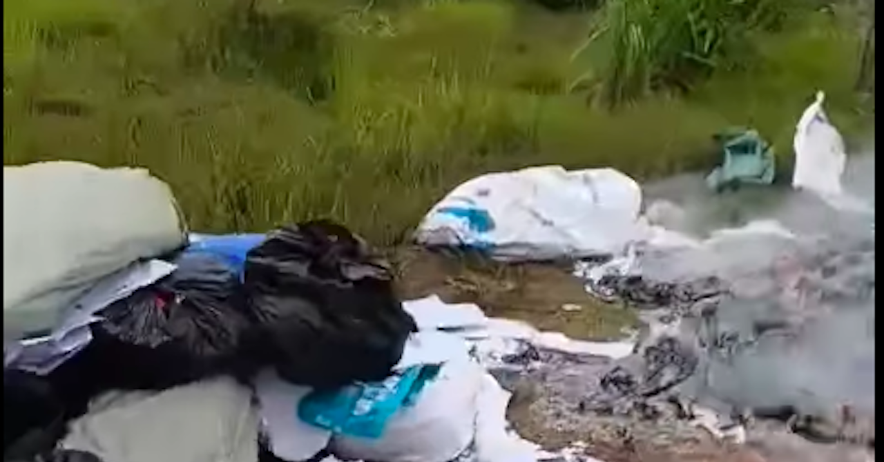 Công an Hà Nội vào cuộc vụ đốt giấy tờ, tài liệu tại sân bóng xã Thượng Mỗ
