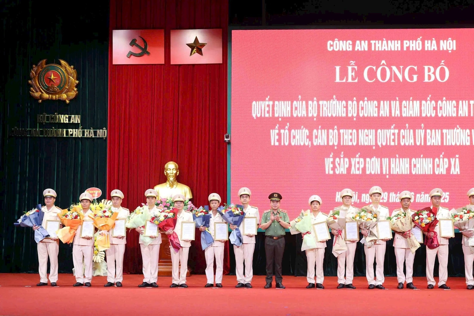 Hà Nội công bố tổ chức, cán bộ Công an 126 xã, phường