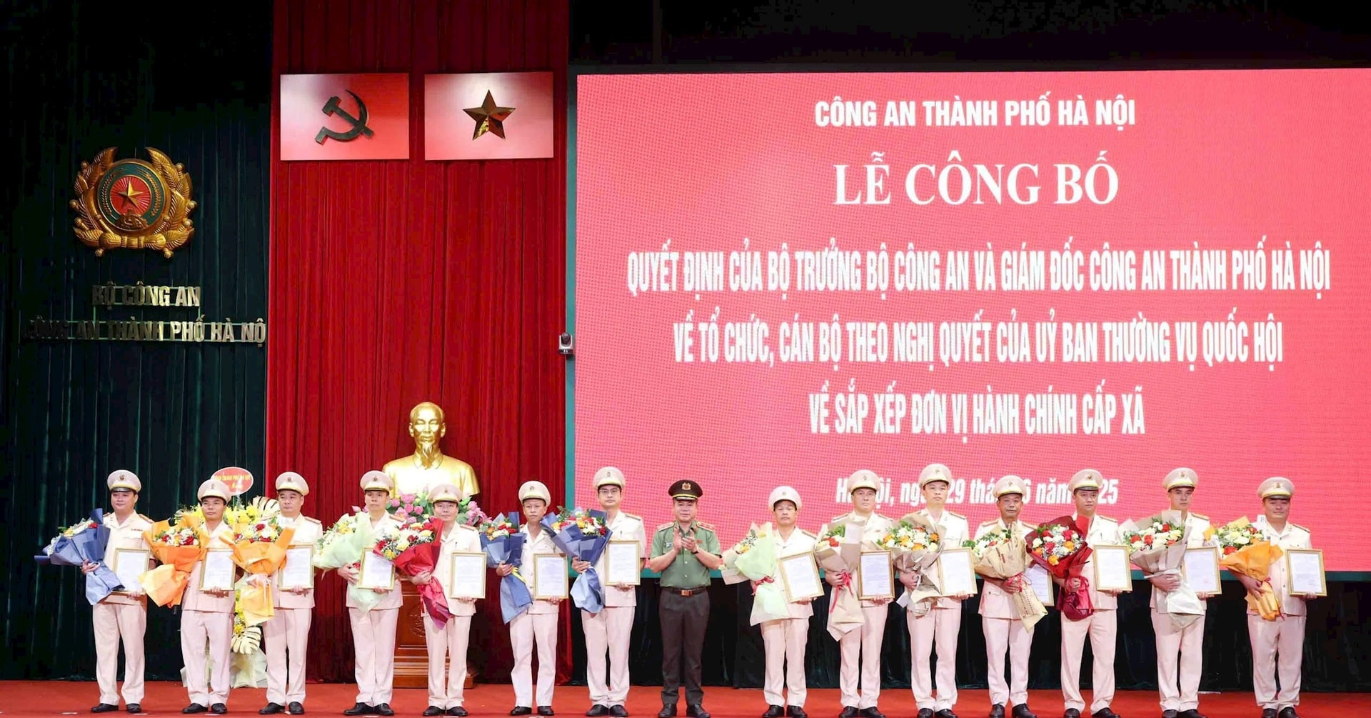 Hà Nội công bố tổ chức, cán bộ Công an 126 xã, phường