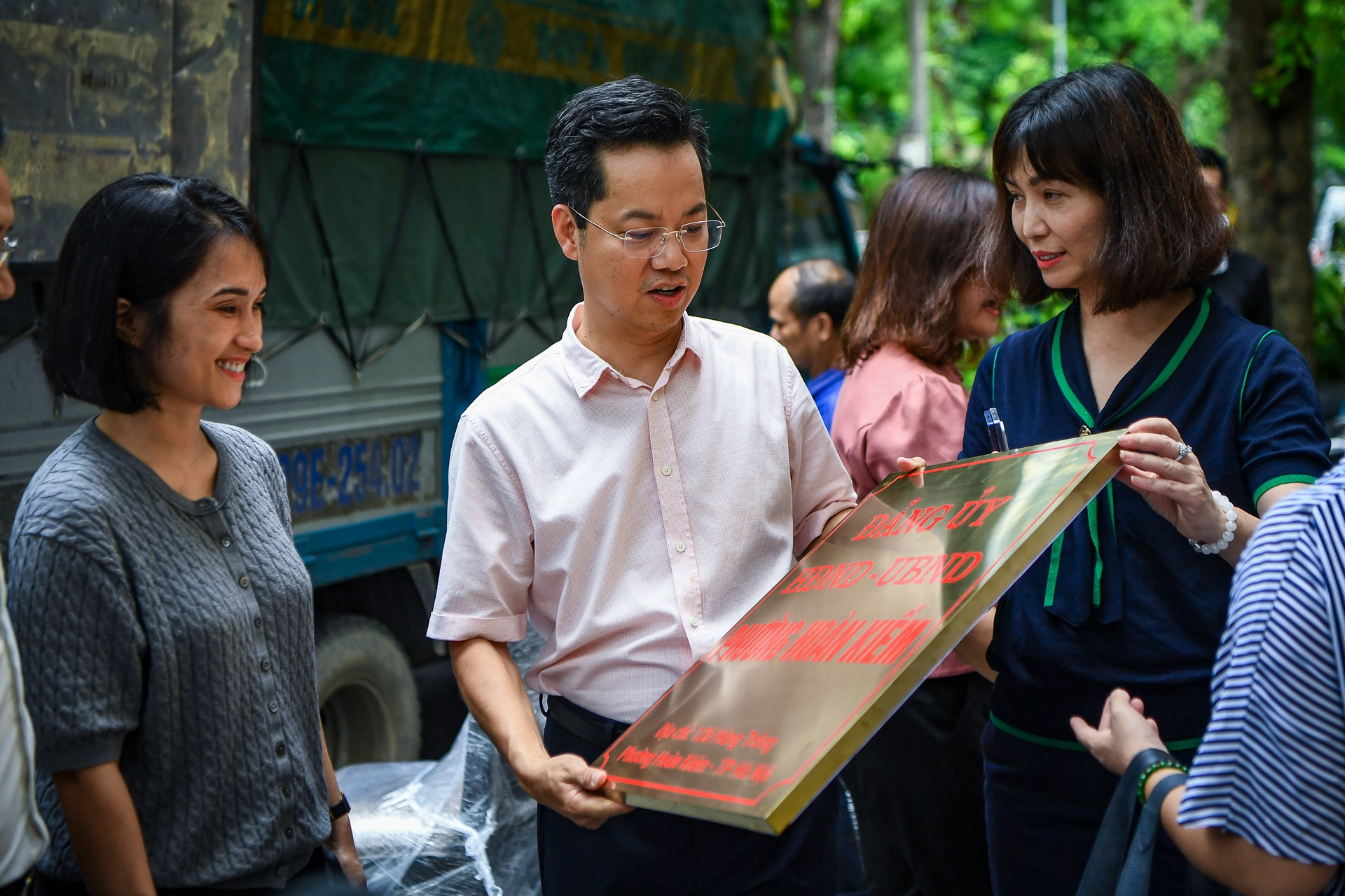 Hàng loạt trụ sở phường mới của Hà Nội cấp tập thay biển tên