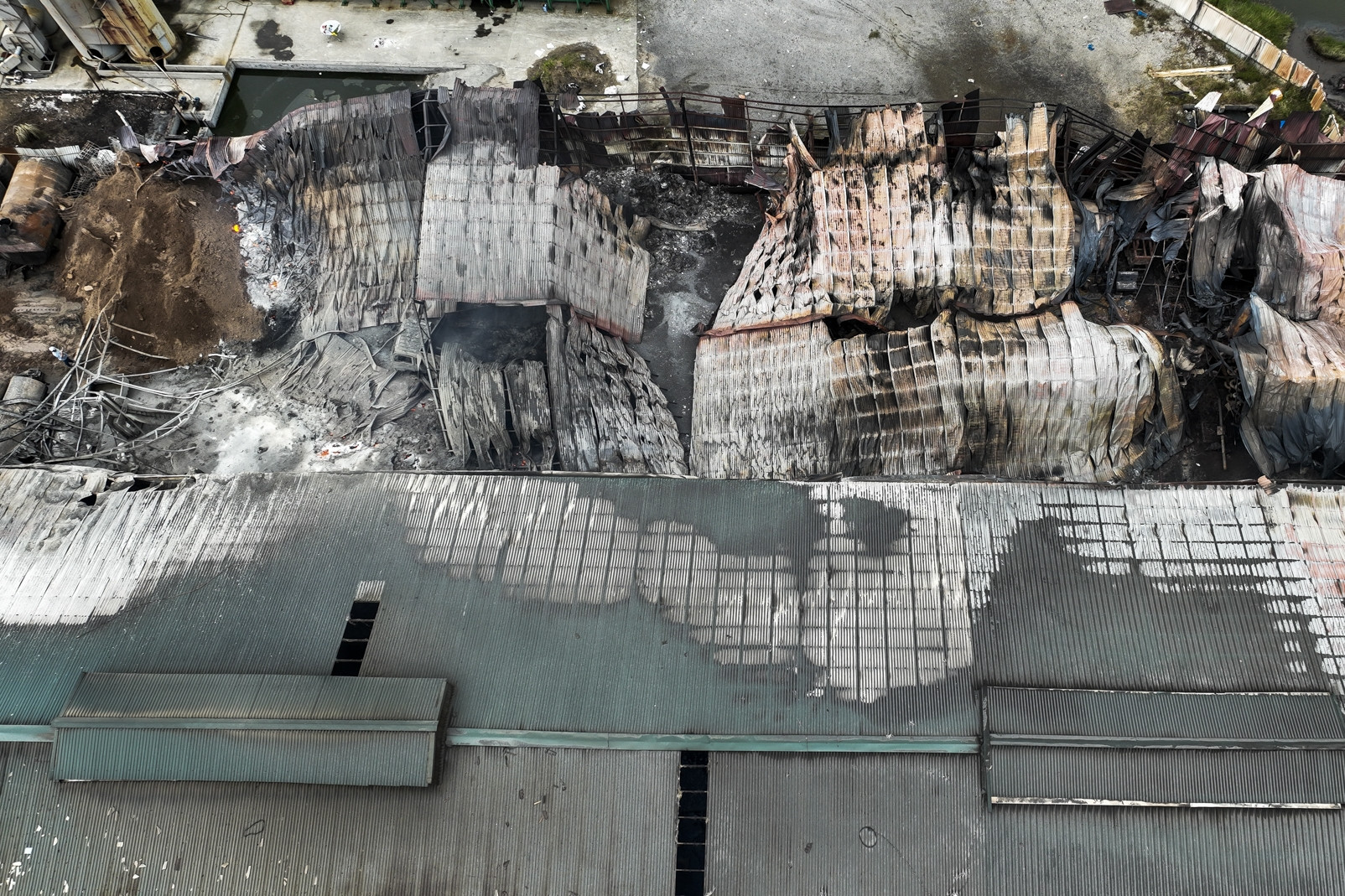 Hiện trường tan hoang sau đám cháy lớn ở Hưng Yên khiến 4 người tử vong