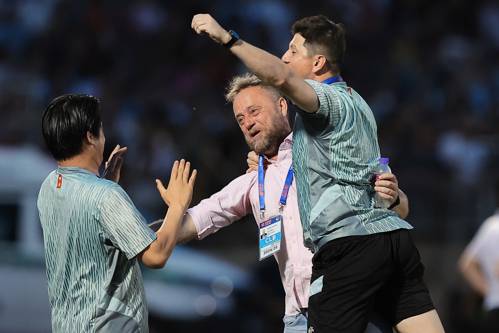 Lần đầu nâng Cúp cùng CAHN, HLV Polking nói lời xúc động