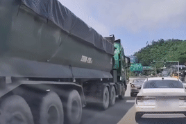 Nóng trên đường: Vượt ẩu, tạt đầu container thì chỉ rước hoạ vào thân