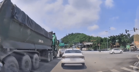 Nóng trên đường: Vượt ẩu, tạt đầu container thì chỉ rước hoạ vào thân