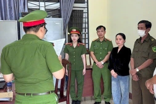 Nữ giám đốc sản xuất hàng giả 'nổ' tặng 300 căn biệt thự cho thủ lĩnh xuất sắc