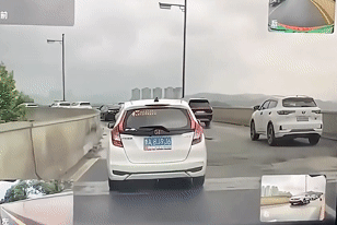 Ô tô Honda bốc cháy khó hiểu sau khi lao qua vũng nước trên đường