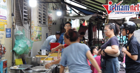 Quán chè mâm nửa thế kỷ ở TPHCM nườm nượp khách, bán gần 1.000 bát mỗi ngày