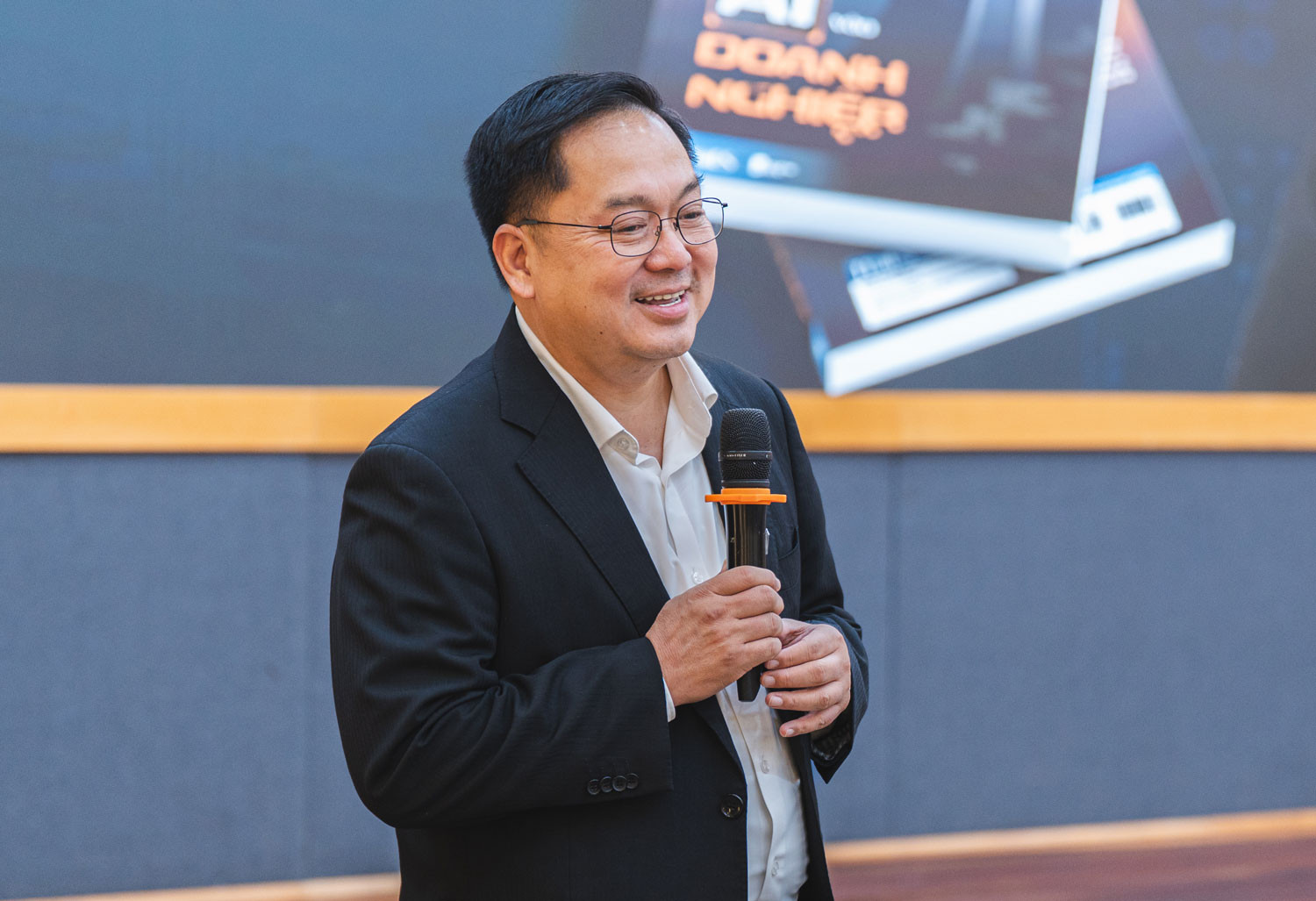 Hoàng Nam Tiến cảnh báo người trẻ đừng 'bơi chơi' với AI 1 ROG07226.jpg