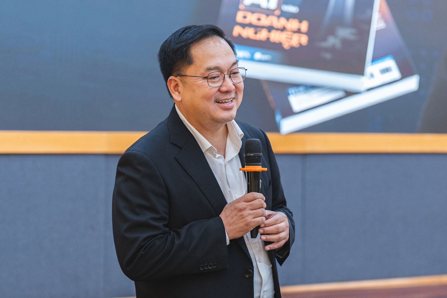 Cuốn sách mang tính thực chiến về AI của ông Hoàng Nam Tiến