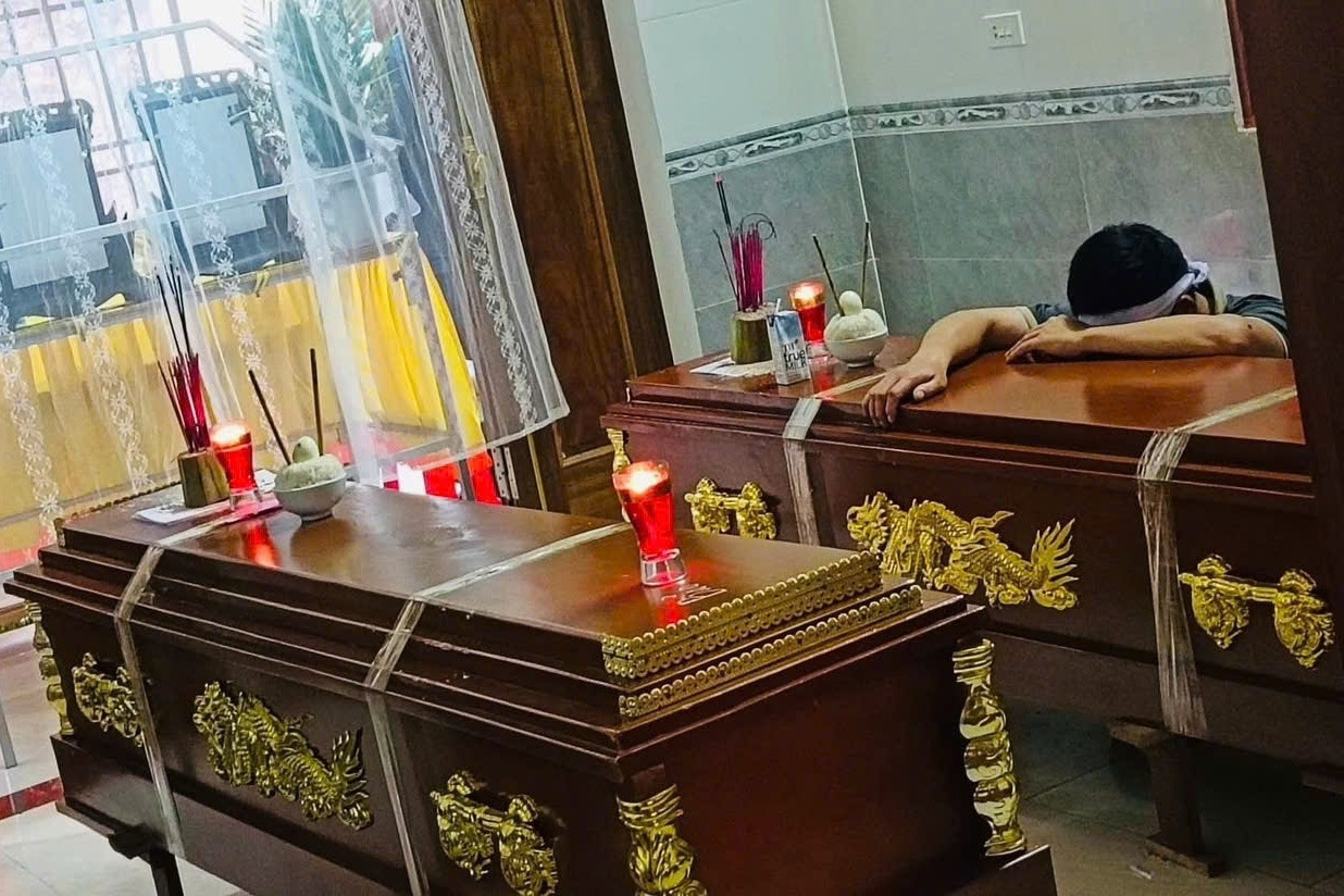 Thắt lòng cảnh người cha ôm quan tài của hai con trai đuối nước