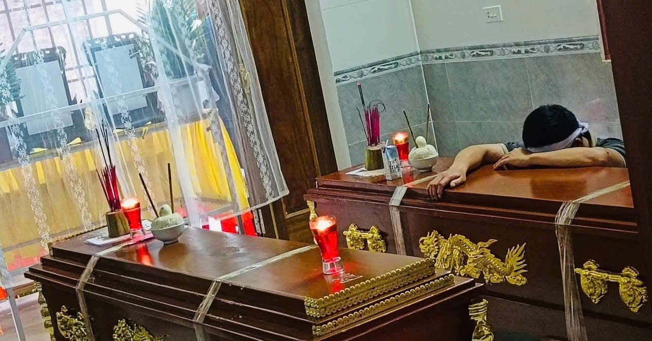 Thắt lòng cảnh người cha ôm quan tài của hai con trai đuối nước