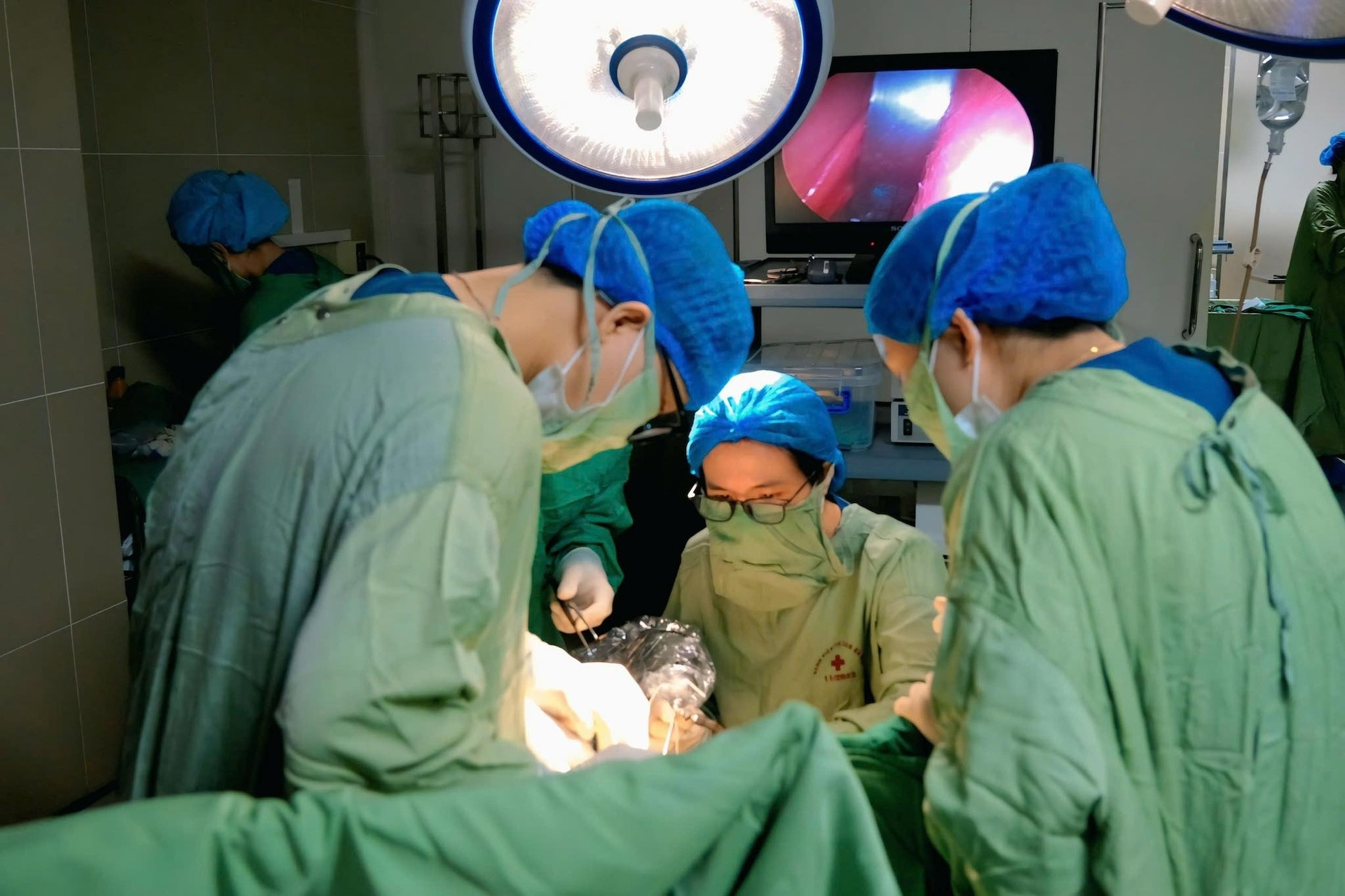 Tìm ra nguyên nhân khiến bé gái 7 tuổi có 'mùi lạ' kéo dài 1 năm