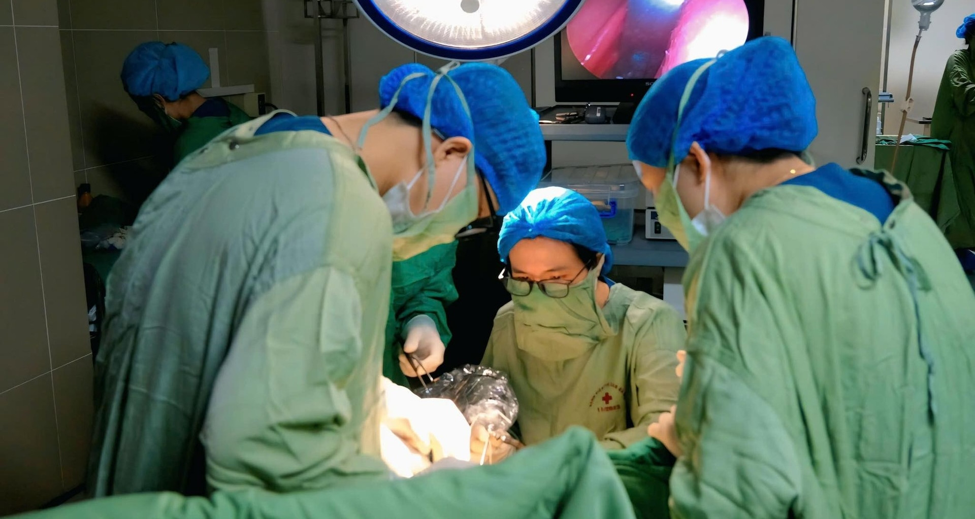 Tìm ra nguyên nhân khiến bé gái 7 tuổi có 'mùi lạ' kéo dài 1 năm