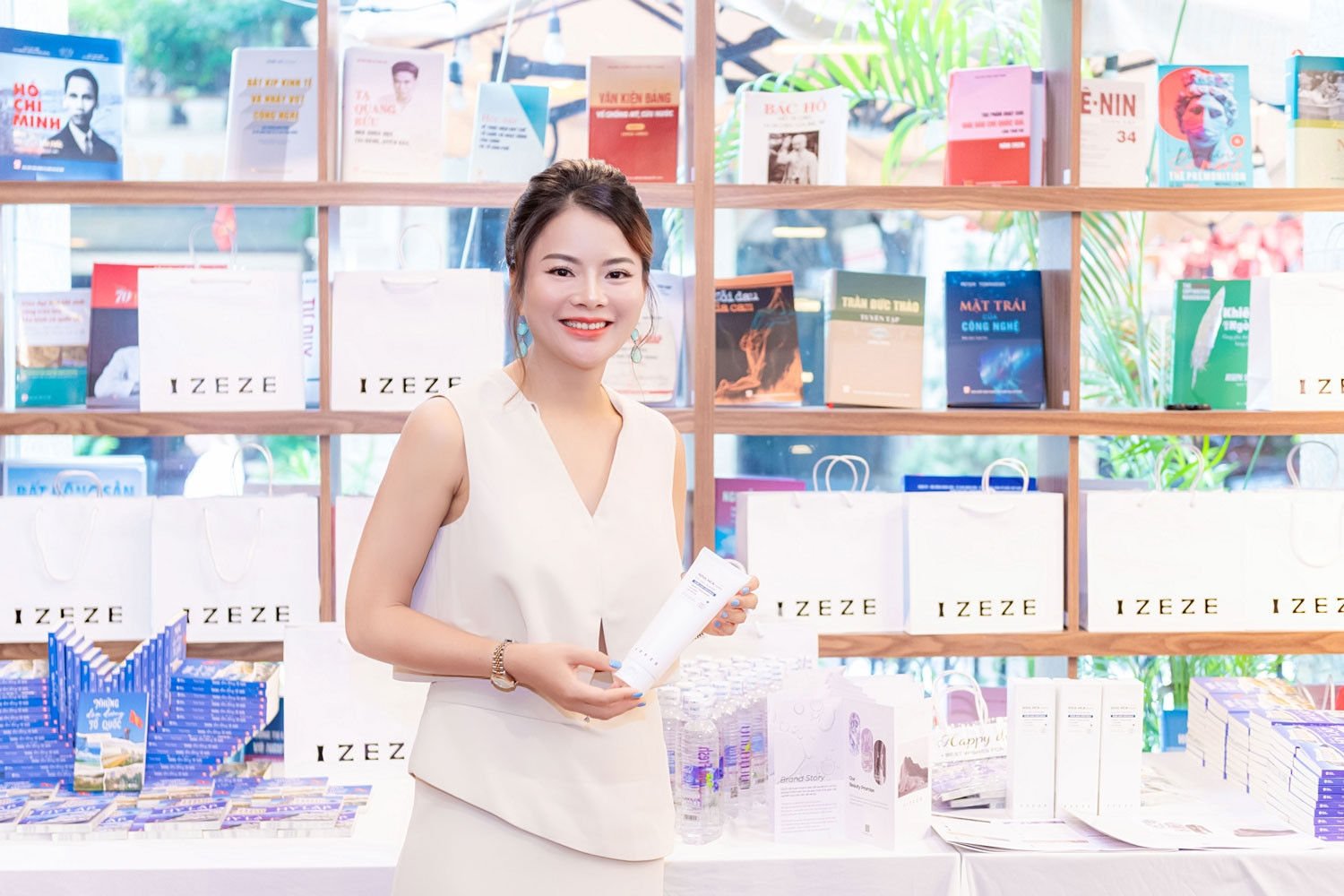Tình yêu quê hương và khát vọng kết nối văn hóa của nhà văn biết 4 ngoại ngữ