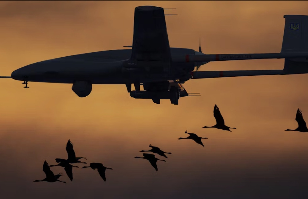 Ukraine tấn công sân bay Crưm, Nga mở rộng vùng đệm ở biên giới