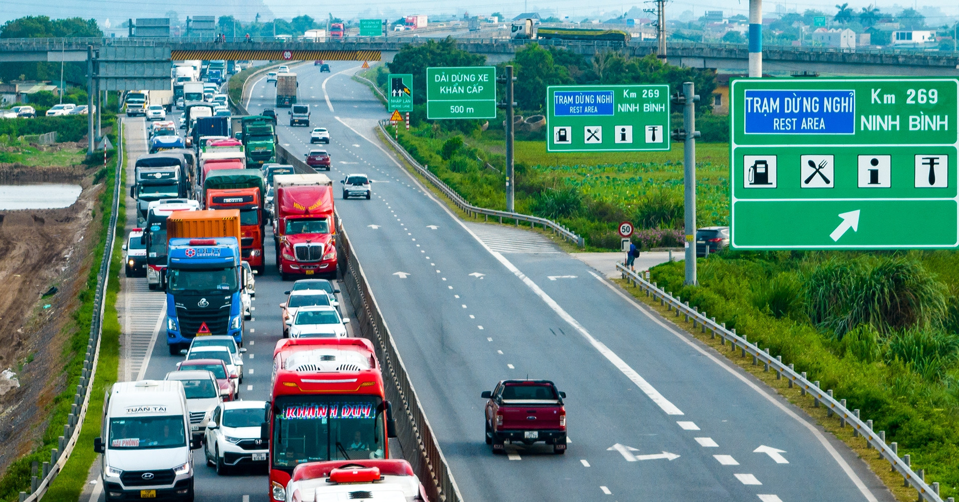 Ùn tắc dài hàng km trên cao tốc, ô tô 'dạt' vào đỗ kín sân trạm dừng nghỉ