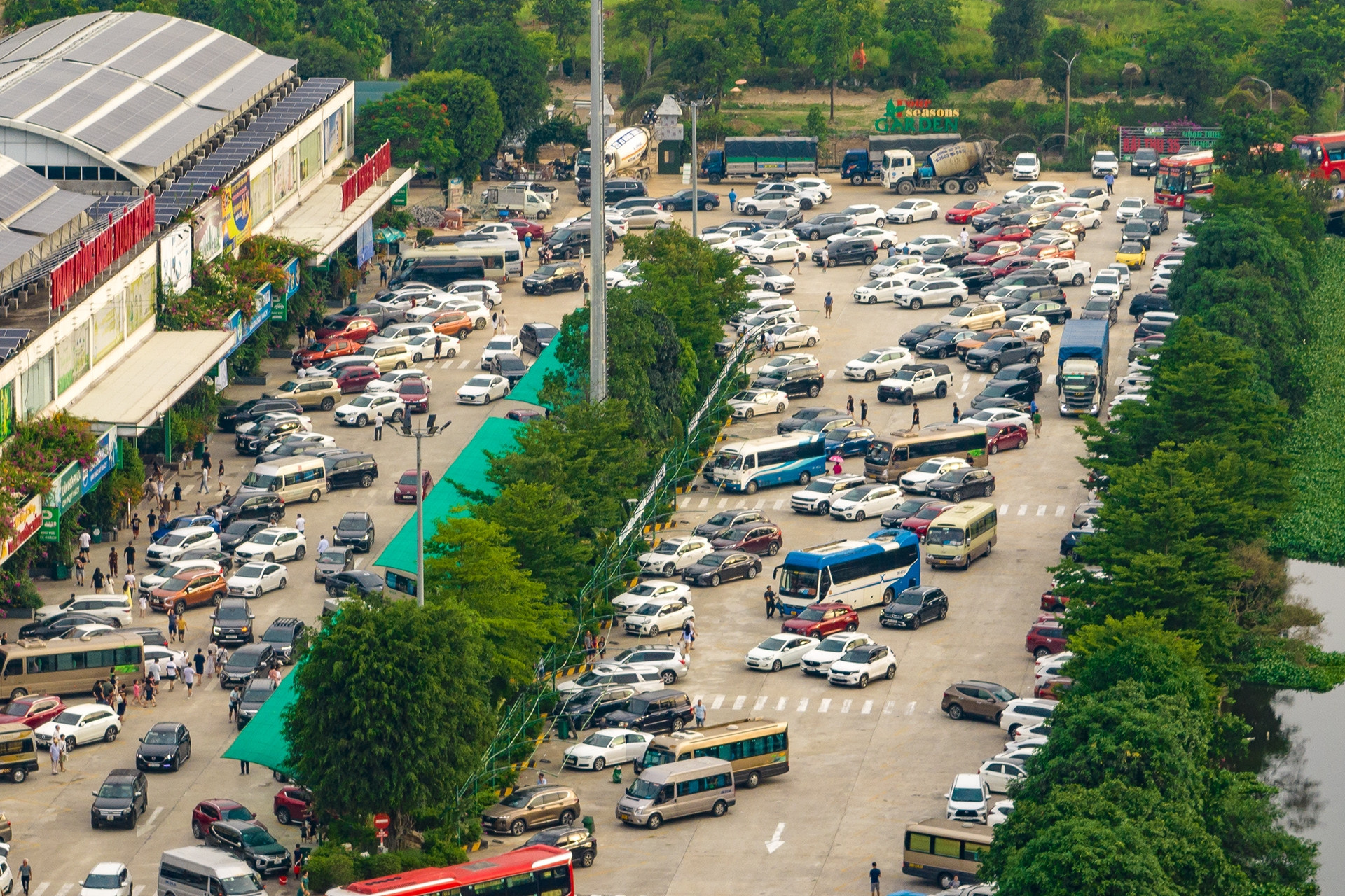 Ùn tắc dài hàng km trên cao tốc, ô tô 'dạt' vào đỗ kín trạm dừng nghỉ