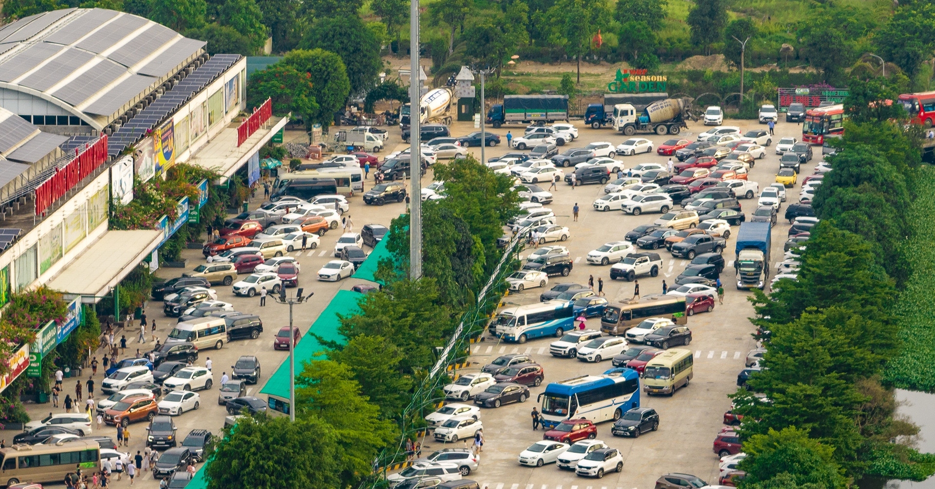 Ùn tắc dài hàng km trên cao tốc, ô tô 'dạt' vào đỗ kín trạm dừng nghỉ