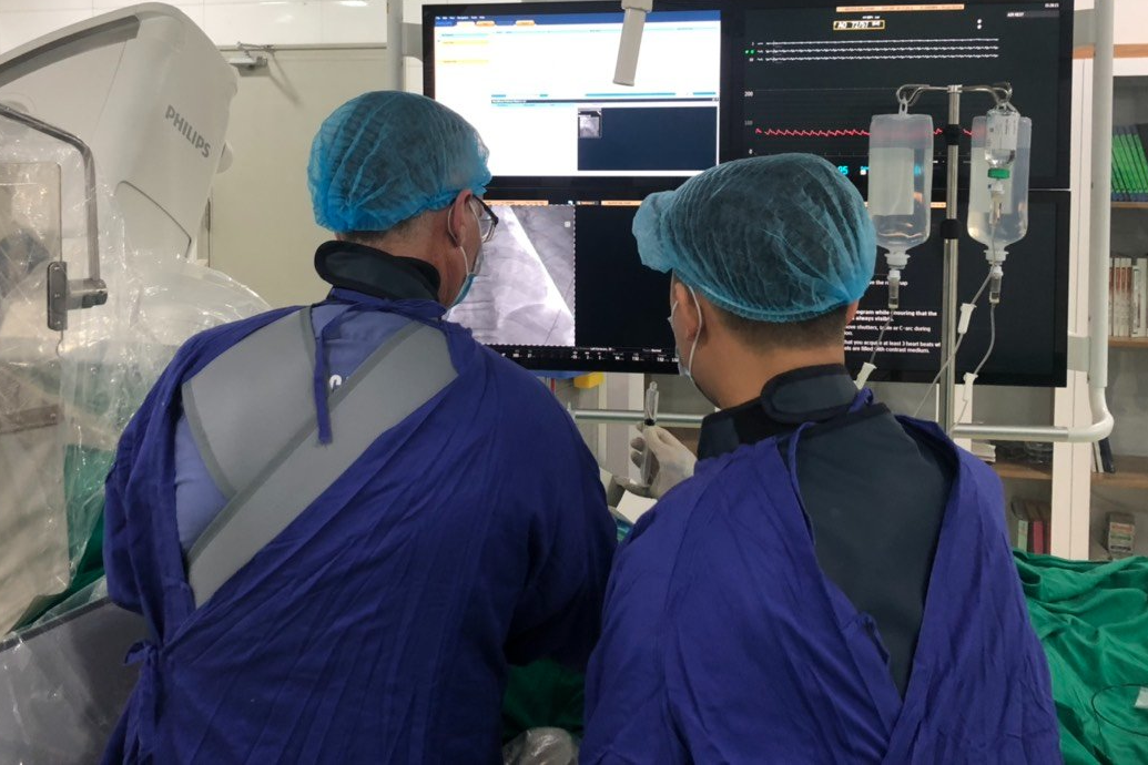 Vì sao nóng phừng, tim đập nhanh vào chiều tối?