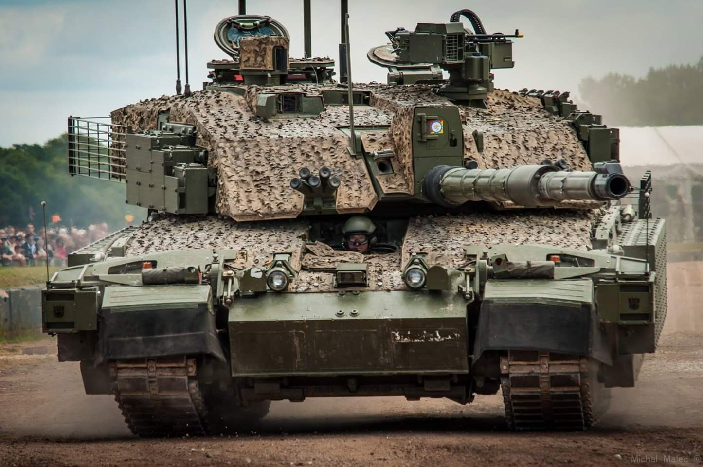 Xe tăng Challenger 2.jpg