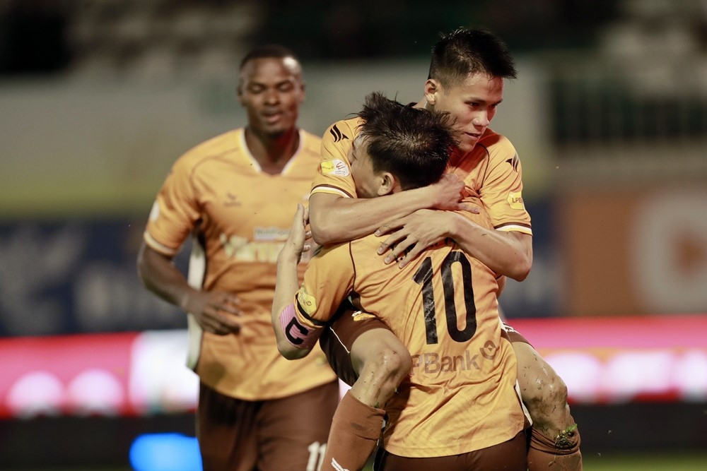 Bảng xếp hạng V-League 2024/25 - Vòng 24: CAHN 'giúp' HAGL trụ hạng thành công