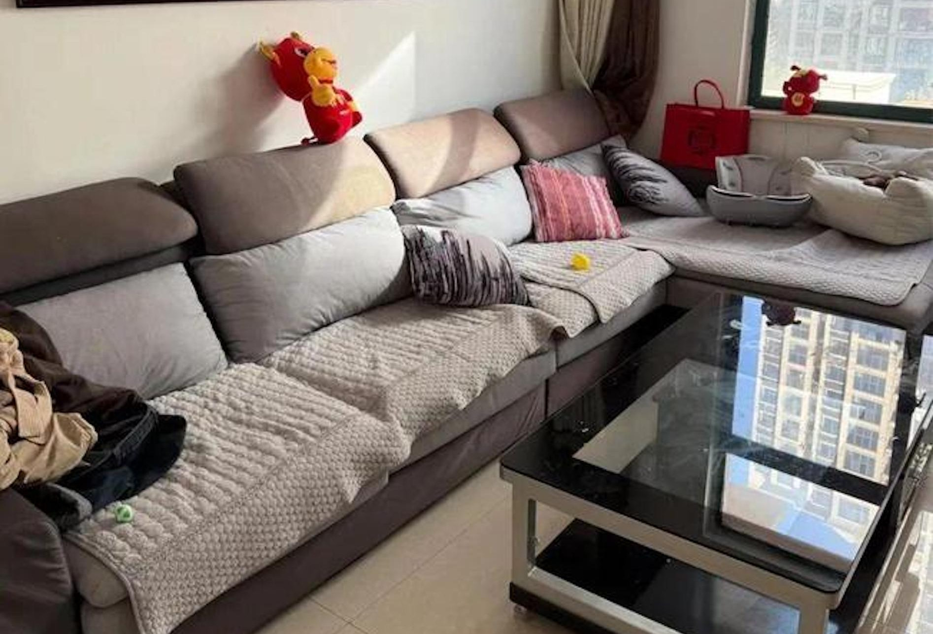 4 món đồ quen thuộc trong phòng khách khiến nhà bạn kém sang