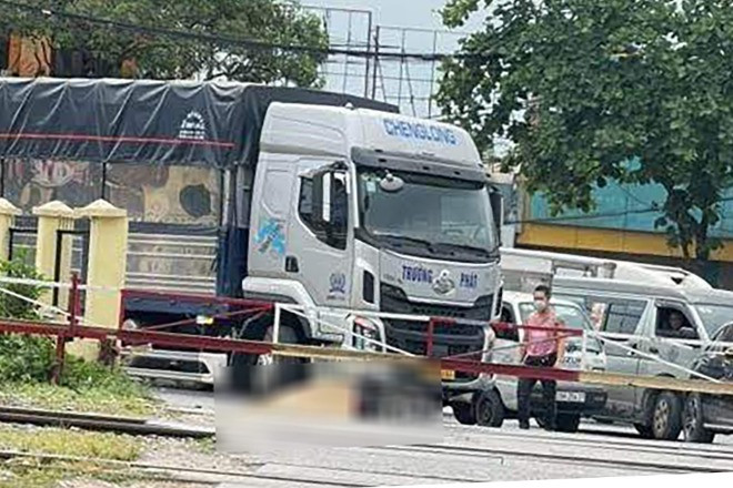 Va chạm với ô tô tải ở Hà Nội, nữ sinh viên năm cuối đại học tử vong tại chỗ